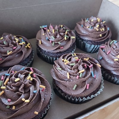 Chocolate Cupcakes With Chocolate Frosting - 6 Cupcakes