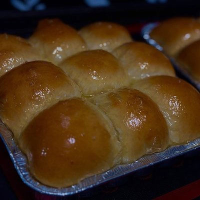 Honey Buttered Dinner Rolls 1pan (9 Rolls)