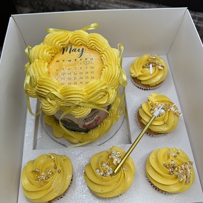 bento cake + 5 cupcakes