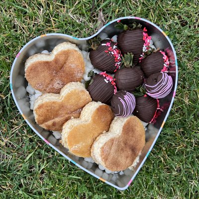 Large Churro Cheesecake Heart Tin