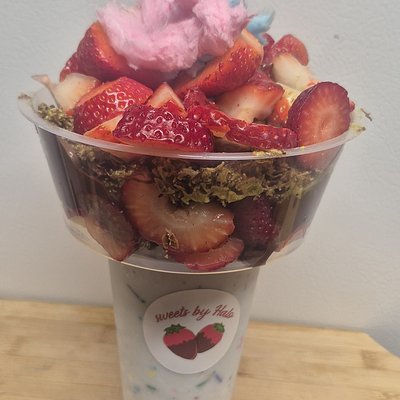 XL Strawberry Dubai + Cotton candy milkshake snack cup 