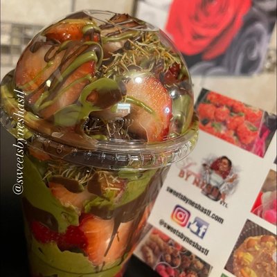 Dubai chocolate strawberries 16 Oz Cup