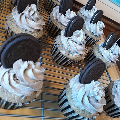 Cookies & Cream Cupcakes (12 Cupcakes)