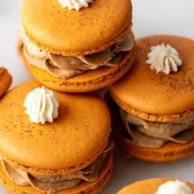 Pumpkin Spice Macarons (10) Includes Pie Crust👀