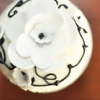 CUSTOM CUPCAKES LARGE (Minimum 2 Dozen Per Flavor/Per Design) Starting At $4.50 