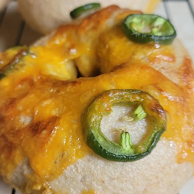 Jalepeno Cheddar Bagels - Quantity 8