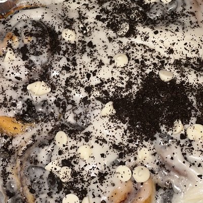COOKIES & CREAM CINNAMON ROLL 