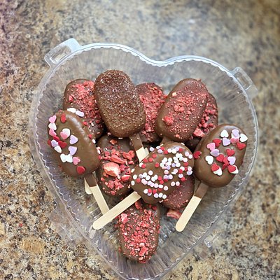 Chocolate Covered Strawberry Cakecicles 