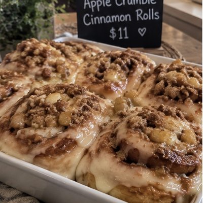 Apple Crumble Cinnamon Rolls