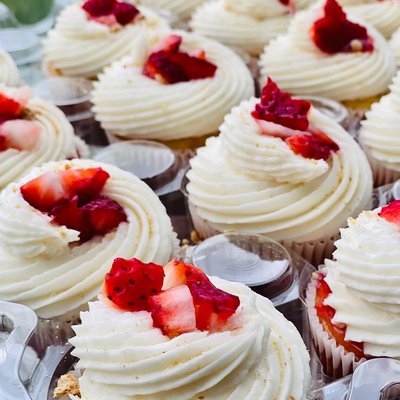 Strawberry Vanilla Cupcakes 🧁 