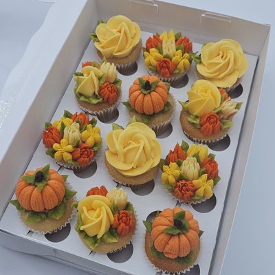 12 Mini Fall/Thanksgiving Themed Cupcakes