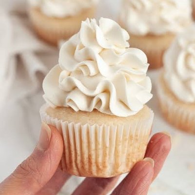 Vanilla Cupcakes whipped buttercream