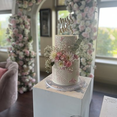 2-tier cake  