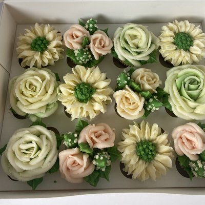 12 Deluxe Floral Themed Cupcakes 