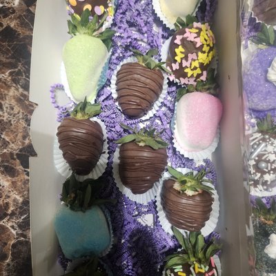 12 Easter Dipped Strawberries 