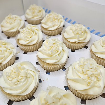 Classic Vanilla Cupcakes (6-Pack)