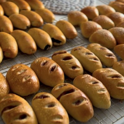 Sourdough buns with cinnamon apples 