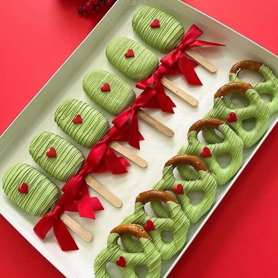 Grinch Cakesicle And Pretzels Box