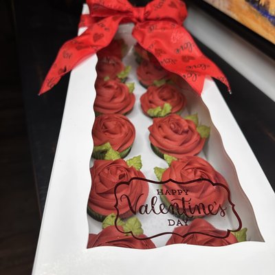 1 Dozen Deluxe Roses In Long Box With Bow