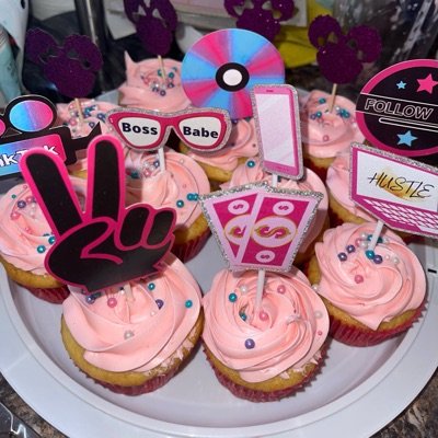 Cupcakes 🧁 Starting At A Dozen Price Goes Up On Design And Flavor 