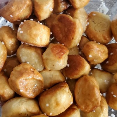 Pretzel bites (12)
