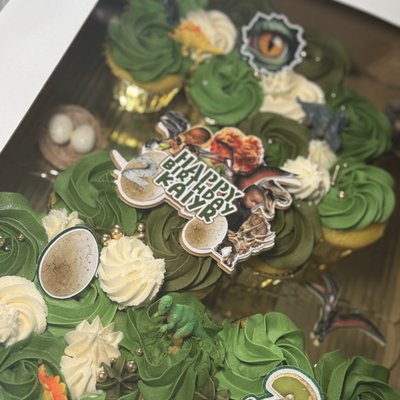 Custom Pull-Apart Cupcake Cake (Serves 20–24)