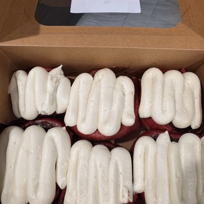 Red Velvet Cinnamon Rolls (6)
