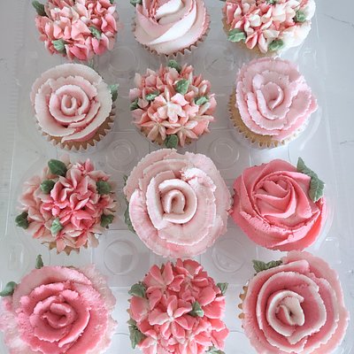 12 Simple Floral Cupcakes 