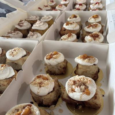 Mini Artisan Cinnamon Rolls Package (2 Dozen)