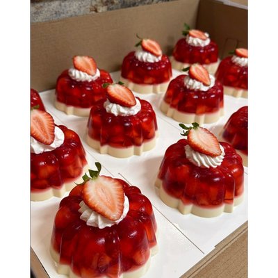 Strawberry Incapsulated + 3 Leches Mini Jellos