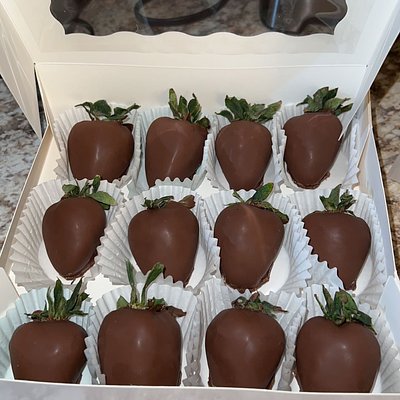 (12) Milk Or White Chocolate Strawberries 🍓 