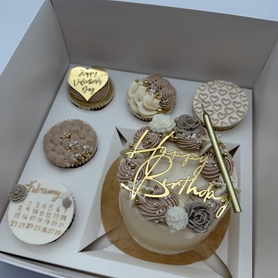 Deluxe Lunchbox Cake Bundle