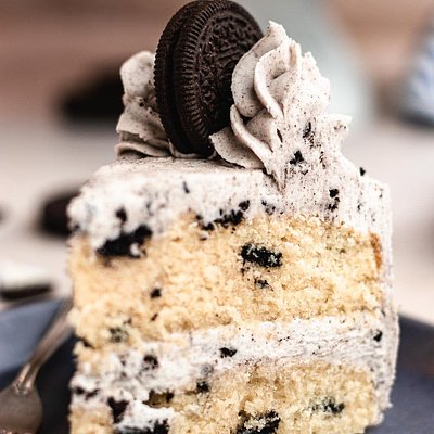 8" Vanilla Cookies & Cream Cake