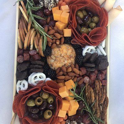 Premium Charcuterie Small Feeds 4-6