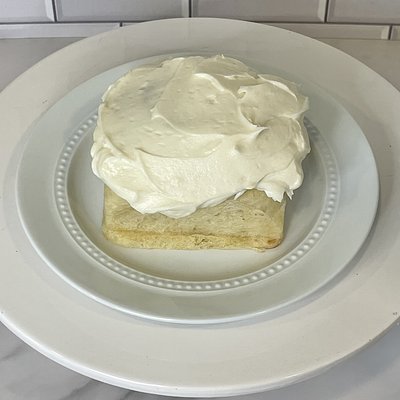 Individual Cinnamon Roll With Cream Cheese Frosting 