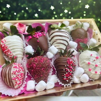8 Chocolate Covered Strawberries 
