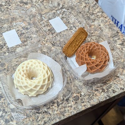 Mini Candy Shell Pound Cakes (6)