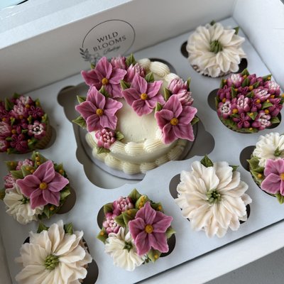 Floral bento cake box with 8 cupcakes 