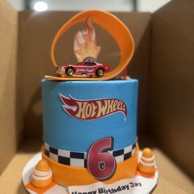 🎂 6” 3- Layer Cake  • Serves 18-20 Guests 