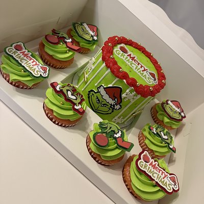 Bento Cake Box with 8 Cupcakes