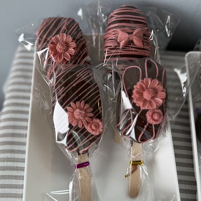 Cakesicles (Cake Popsicles) 
