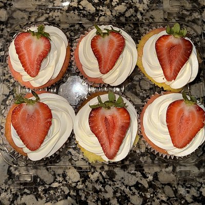 Strawberry Lemonade Cupcakes 🍓🍋