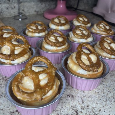 Mini Salted Caramel Pretzel Cheesecake 