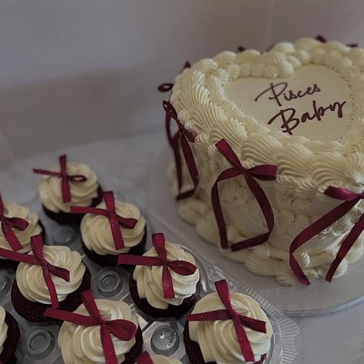 Cake + Cupcakes Combo 🙈