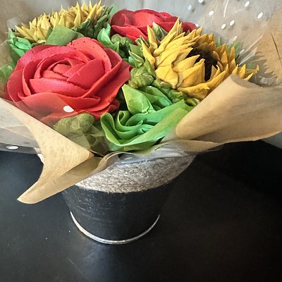 4 Cupcake Bouquet In Galvanized Tin