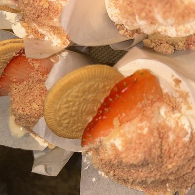 Cheesecake-Filled Strawberry Shortcake Cupcakes 
