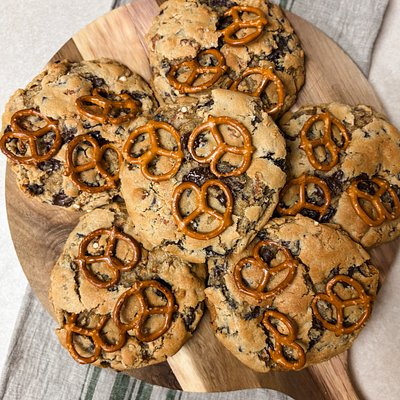 Jumbo Toffee Chocolate Chunk Pretzel Cookies - 4ct