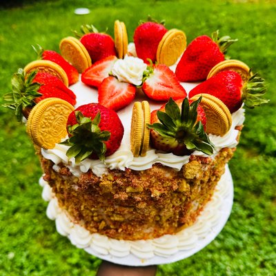 Strawberry Crunch Cake 