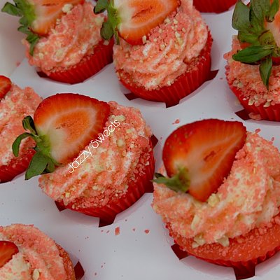 Strawberry Crunch Cupcakes 
