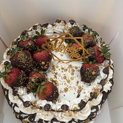 Red Velvet Cake With Chocolate Dipped Strawberries 